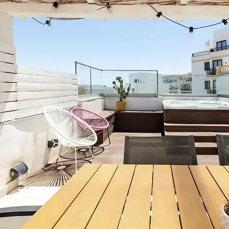 Modern Maltese Townhouse With Jacuzzi By The Sea Nyaraló *